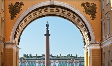 Вид на Александринский столб, Дворцовая площадь – Сборные туры в Санкт-Петербург от 33420 рублей