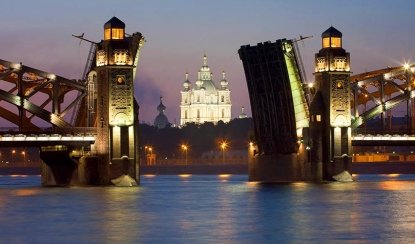 Музыка разведенных мостов: ночная водная прогулка