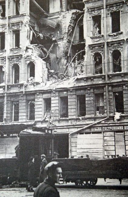 Здание после артобстрела и бомбежек