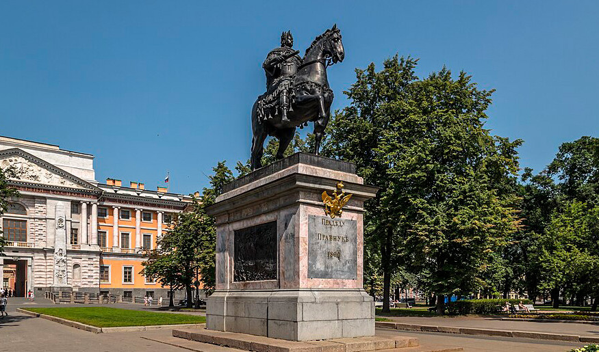 Памятник Петру Великому возле Михайловского замка – пешеходные экскурсии от 1200 рублей 