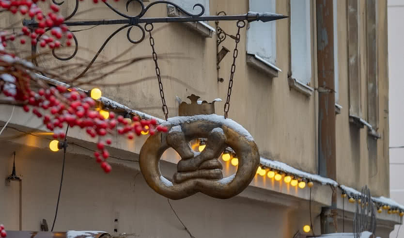 Вывеска-крендель. Выборг – сборные туры в Санкт-Петербург от 12050 рублей