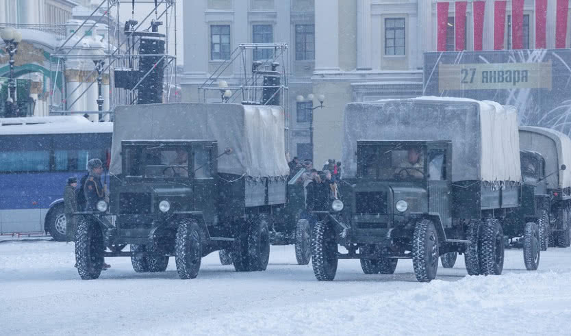 Советские грузовики ЗИС периода Великой Отечественной войны на военном параде в честь Дня полного снятия блокады Ленинграда – экскурсии для школьников в Санкт-Петербурге под заказ от 400 рублей