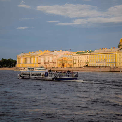 Экскурсии по каналам Санкт-Петербурга в 2025