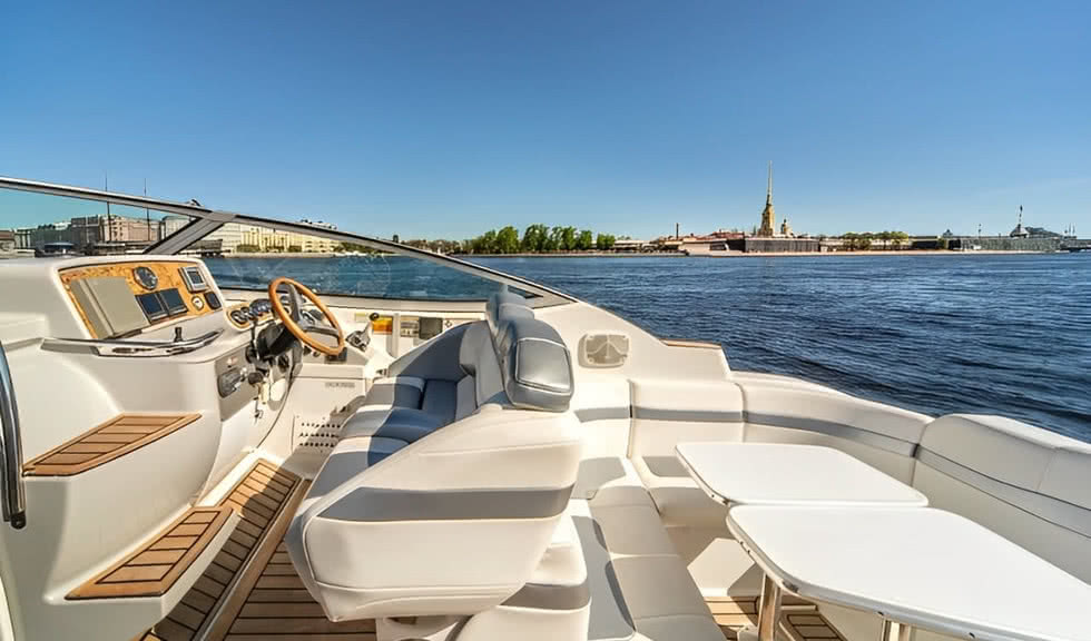 Интерьер катера – vip-программы от 16400 рублей