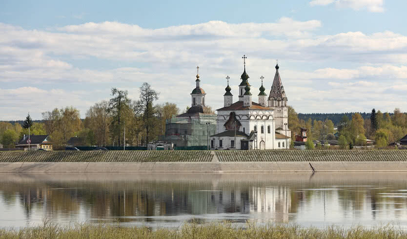 Вид на ансамбль церквей в Дымковской слободе с левого берега Сухоны. Великий Устюг — Туры в Великий Устюг от 6400 рублей