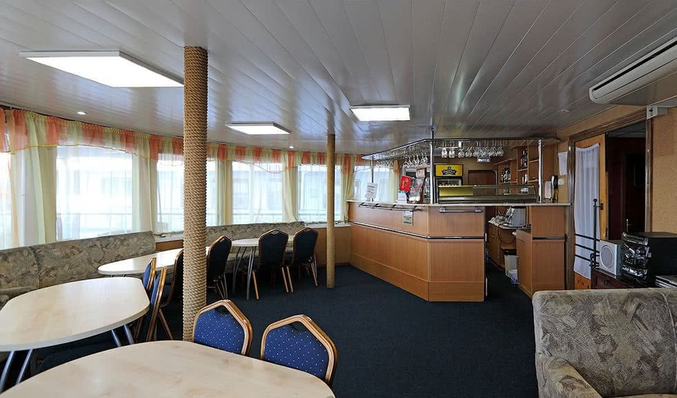 Бар на средней палубе