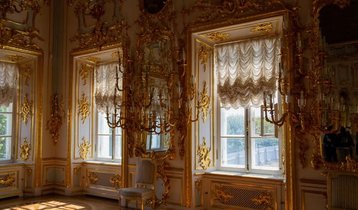 Интерьеры Большого дворца – VIP-программы от 53900 рублей