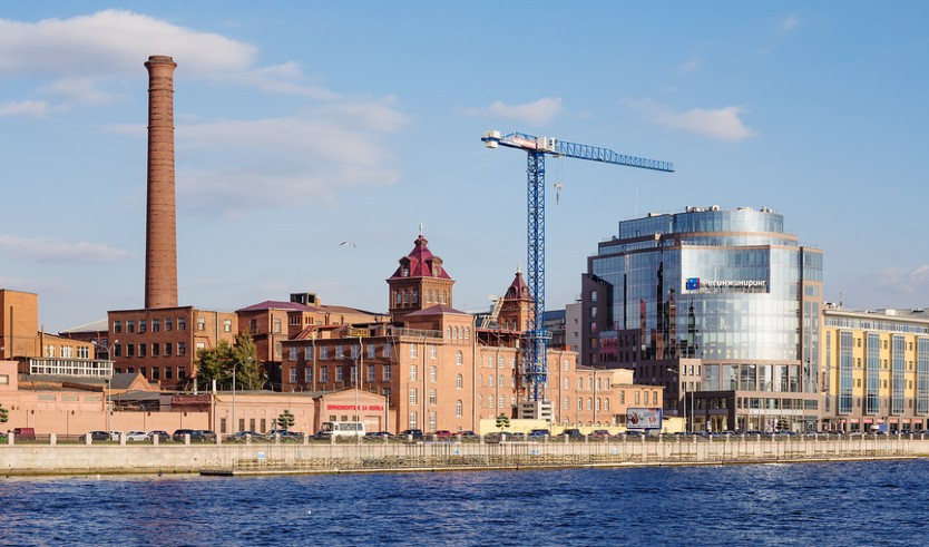 Старинные здания прядильно-ниточного комбината «Красная нить» на Выборгской набережной — Пешеходные экскурсии