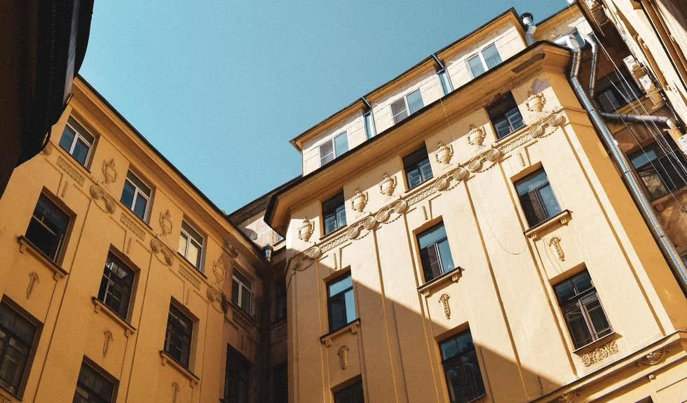 Легендарные дворы Петербурга (От Чернышевской к Мозаичному двору) – пешеходные экскурсии для заказных групп от 290 рублей