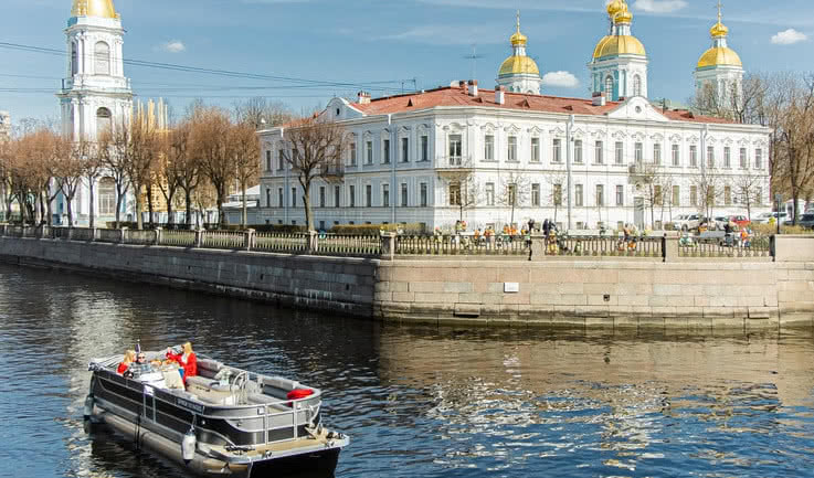 Катер напротив храма – аренда катера в СПб от 6500 рублей