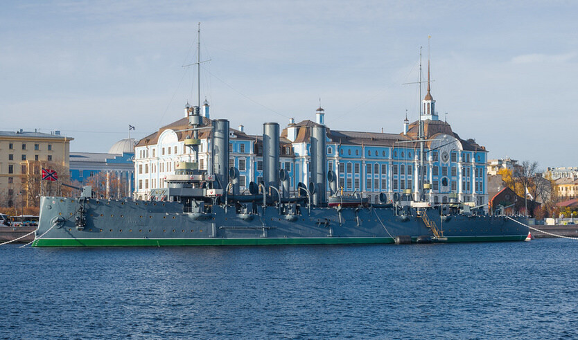 Крейсер «Аврора» на фоне здания Нахимовского военно-морского училища – водные экскурсии по рекам и каналам от 1000 рублей