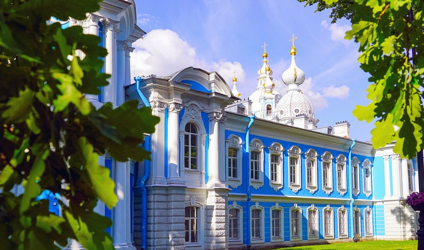 Купола Смольного собора – сборные экскурсии для школьников в Санкт-Петербурге от 200 рублей