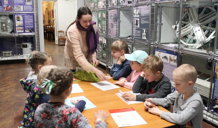 Дети слушают указания – сборные экскурсии для школьников в Санкт-Петербурге от 1050 рублей 