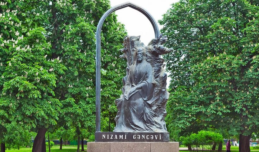 Памятник Низами – автобусные обзорные от 1200 рублей