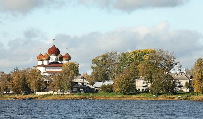 Вид на Старую Торговую площадь Каргополя со стороны реки Онеги – туры по Северо-Западу от 20600 рублей