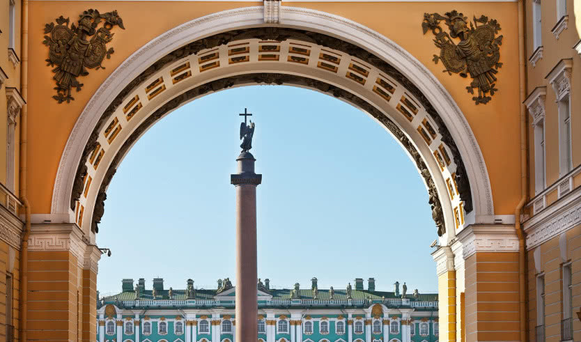 Вид на Александринский столб, Дворцовая площадь – Сборные туры в Санкт-Петербург от 33420 рублей