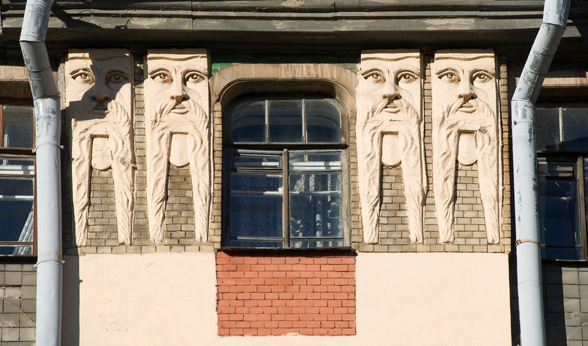 Маскароны на фасаде доходного дома П. М. Станового – пешеходные экскурсии от 1450 рублей