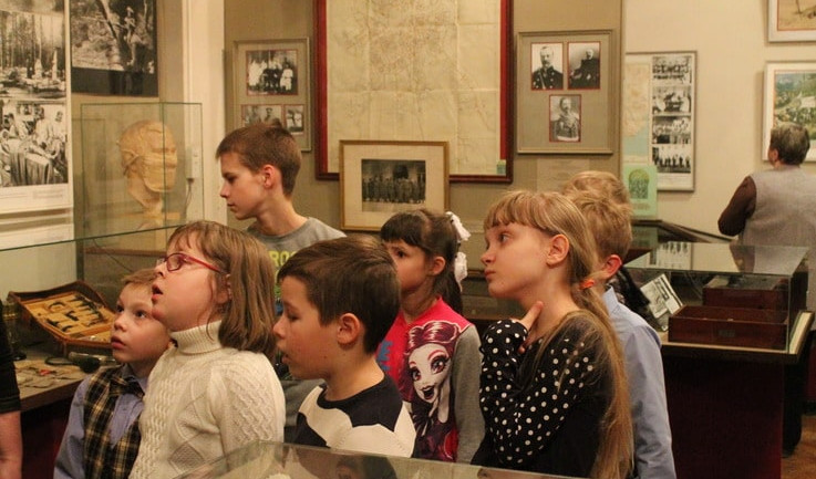 Дети слушают гида – сборные экскурсии для школьников в Санкт-Петербурге от 1050 рублей 