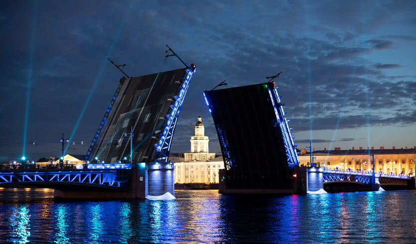 Развод Дворцового моста с праздничной подсветкой на фоне Кунсткамеры – выпускные вечера для 11 класса от 10450 рублей