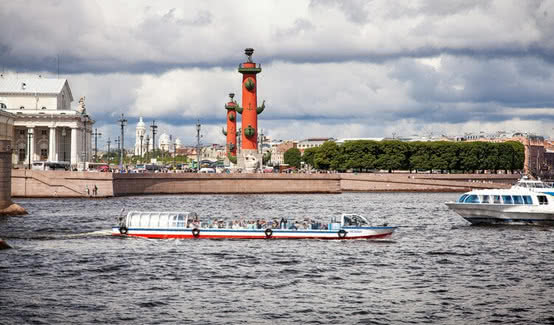 Прогулки на катере в СПб: полный гайд на 2025 год