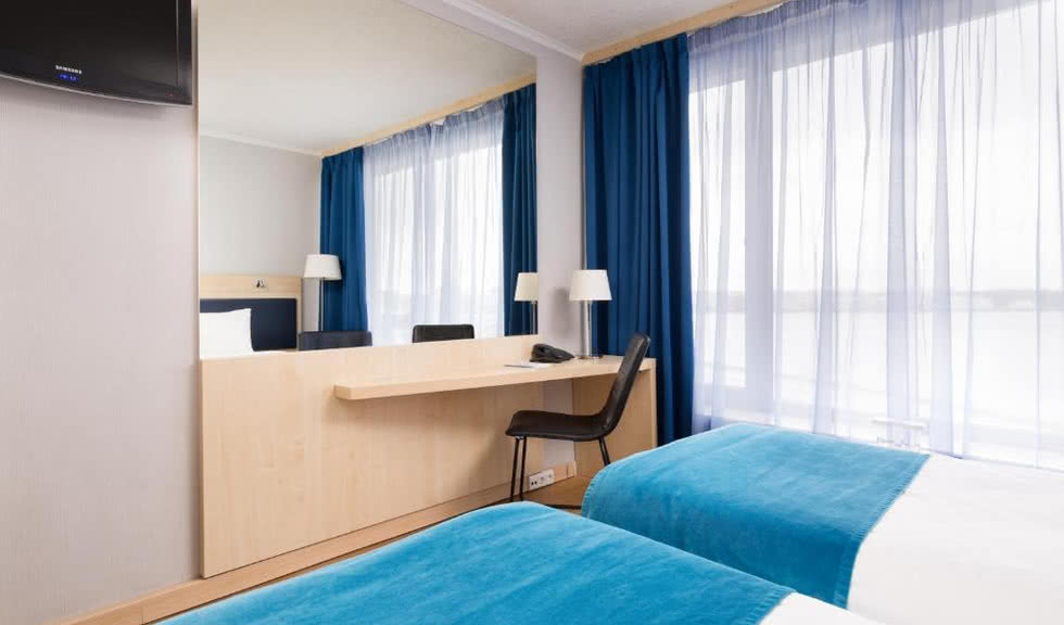 Отель Санкт-Петербург – стандарт с видом на Неву