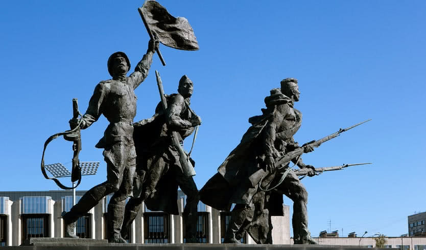 Скупьптурная группа «Солдаты» – автобусные загородные от 1500 рублей