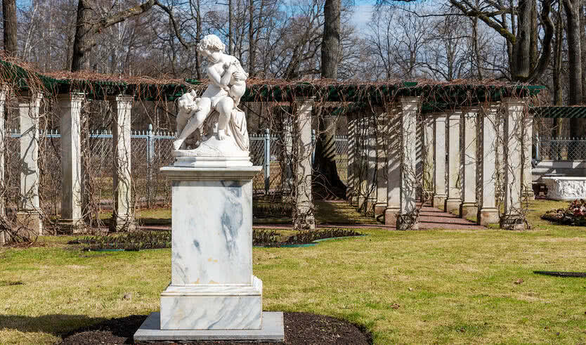 Скульптура «Мальчик с собачкой» в собственном садике Фермерского дворца – экскурсии и программы для детей от 345 рублей