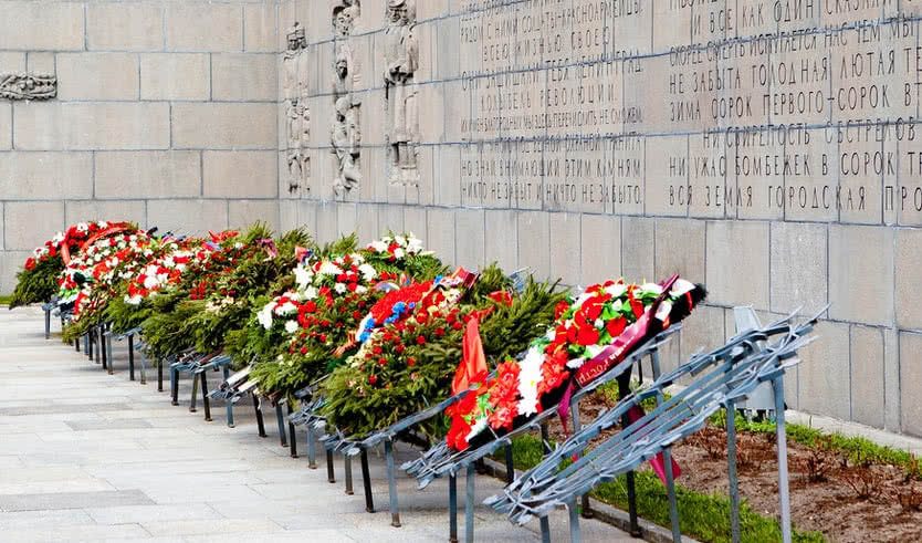 Венки у мемориальной стены-стелы – сборные экскурсии для школьников в Санкт-Петербурге