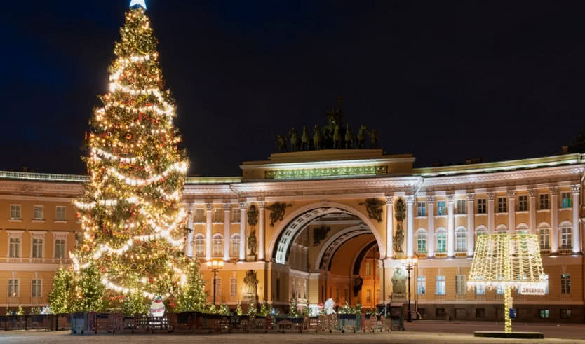 Дворцовая площадь – сборные туры в Санкт-Петербург от 33300 рублейСборный тур для взрослых на Новый год в малой группе (от 7 до 15 чел.) – сборные туры в Санкт-Петербург от 33300 рублей