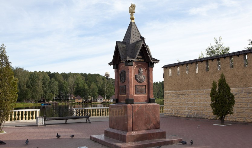 Памятный знак в честь 510-летней годовщины основания Колтушской волости – загородные экскурсии от 2500 рублей