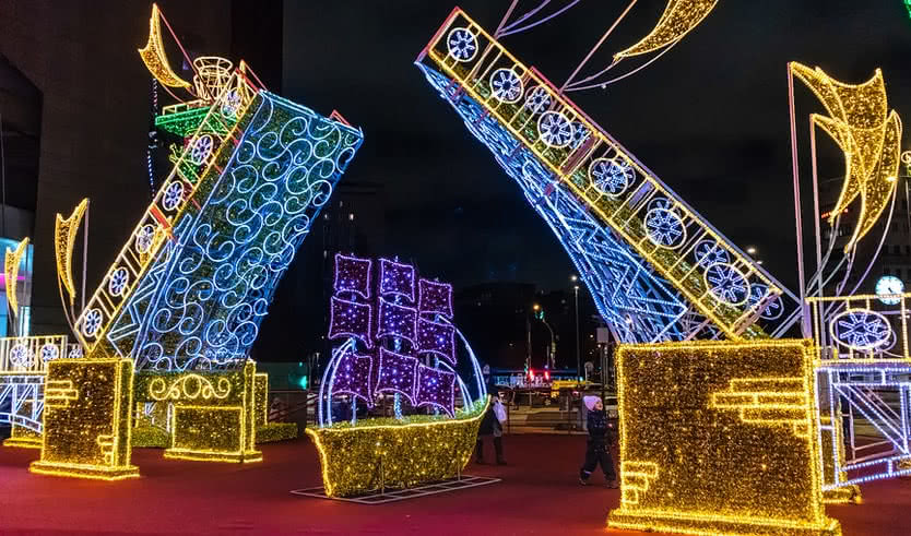 Новогодние украшения – сборные туры в Санкт-Петербург