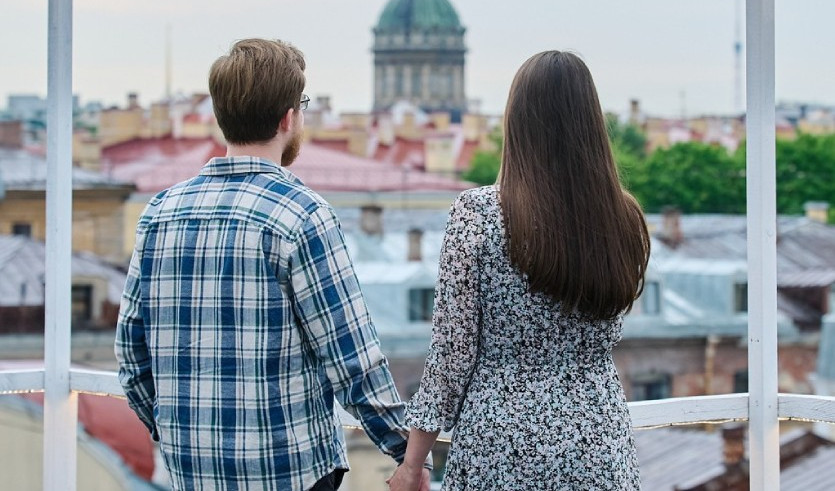 Пара наслаждается видом – по крышам Петербурга от 4000 рублей