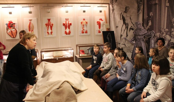 Дети слушают гида – экскурсии и программы для детей от 350 рублей
