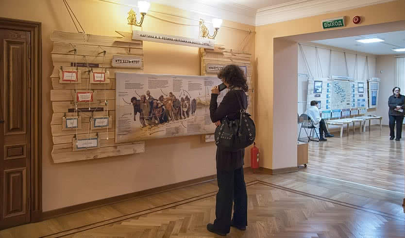 Люди рассматривают экспозицию – экскурсии для школьников от 650 рублей