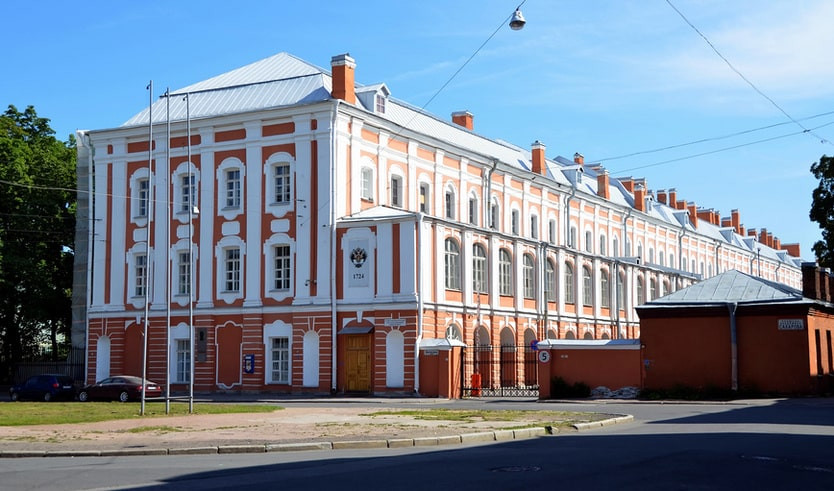 «Университетские дворы: Архитектура и скульптура. Василеостровский кампус» (СПбГУ) – пешеходные экскурсии от 850 рублей