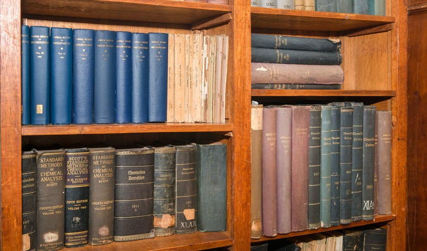 Книжные полки с научной литературой – музеи и общественные учреждения от 600 рублей