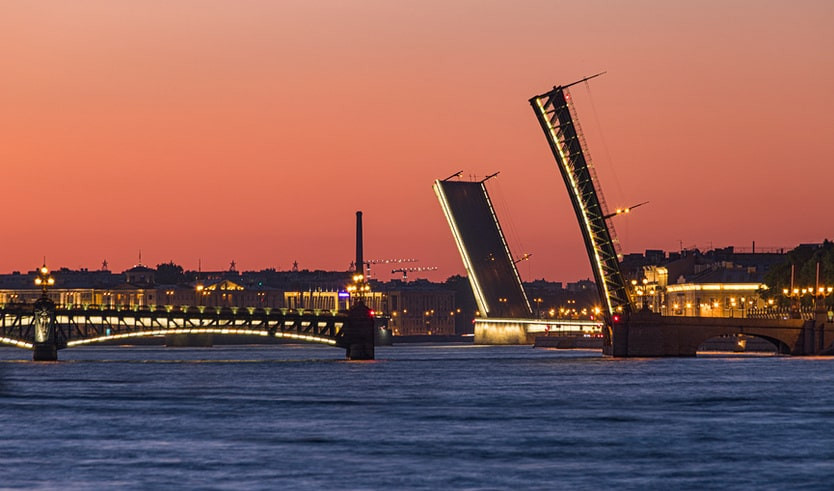 Вид на разведенный Литейный мост – водные обзорные от 1500 рублей