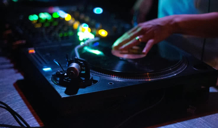 Диджей — новогодние корпоративы от 3010 рублей