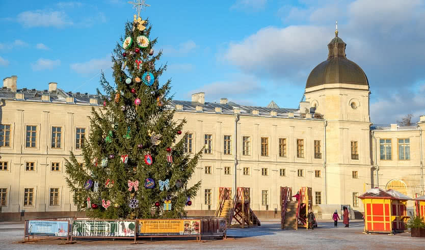 Новогодняя елка перед Гатчинским дворцом – сборные туры в Санкт-Петербург от 22470 рублей