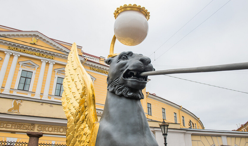 Крылатый лев. Банковский мост. Осенний день. Санкт-Петербург – сборные экскурсии для школьников в Санкт-Петербурге