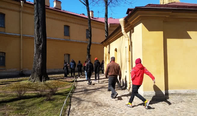 Дети выполняют задание – квесты для школьников от 550 рублей