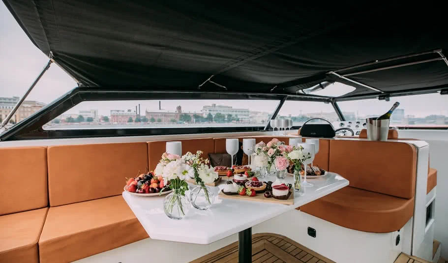 Аренда катера «Cloudberry» – аренда катера в СПб от 25000 рублей