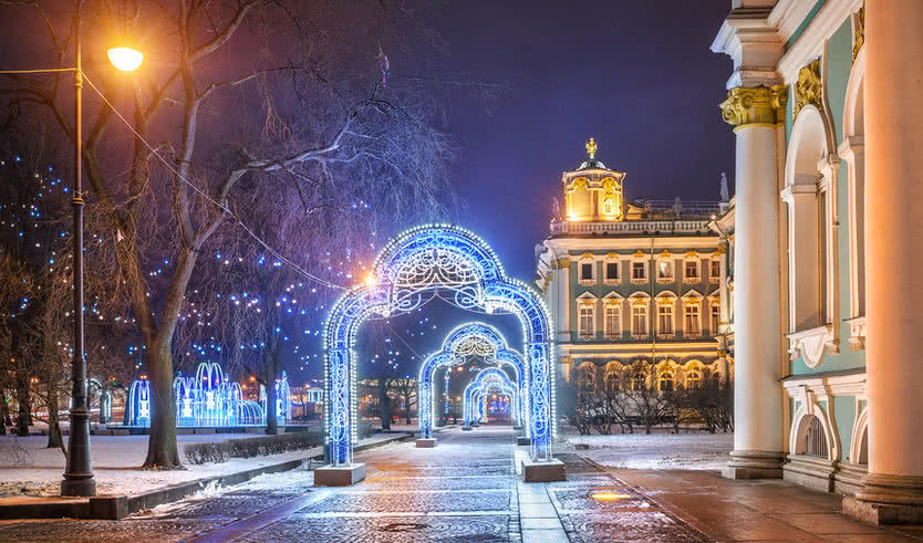 Новогодние огни с бокалом шампанского и подарками — автобусная экскурсия от 1300 руб.