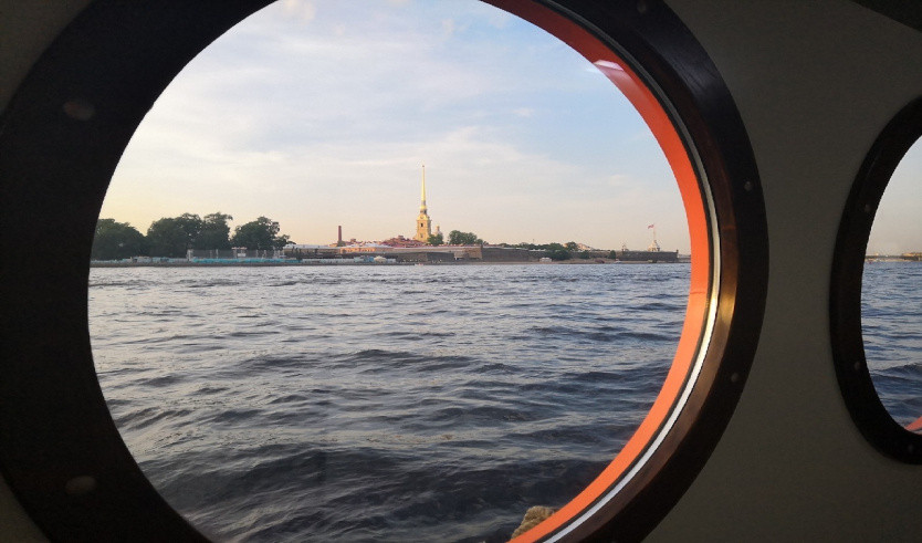 Вид из окна теплохода на Петропавловскую крепость – водные экскурсии по рекам и каналам от 600 рублей