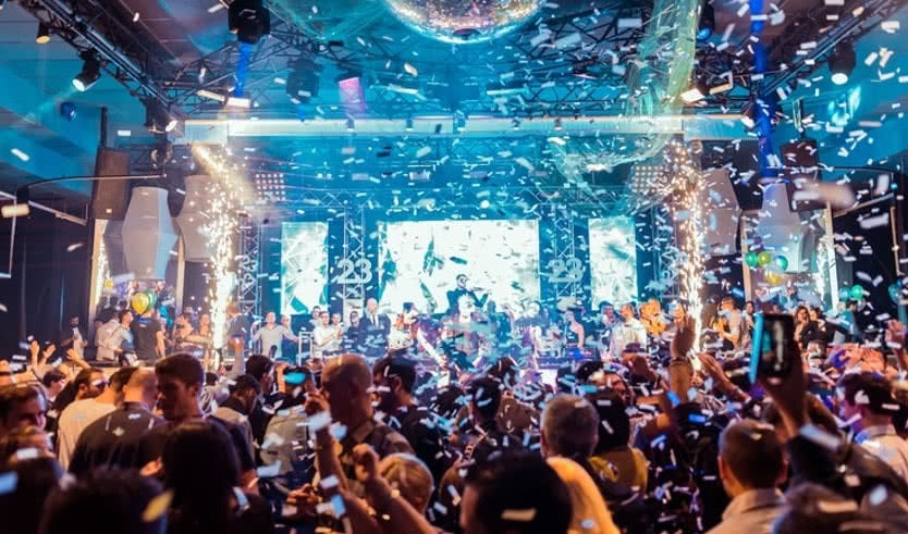 Конфетти на рок-концерте — новогодние корпоративы от 3320 рублей