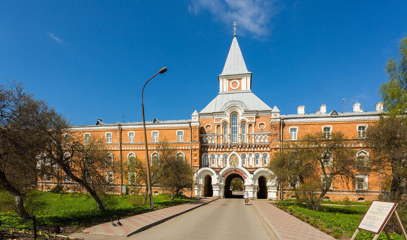 Прелестные уголки южного взморья (с посещением дворца Бельведер и Ропшинского ипподрома) – автобусные загородные экскурсии