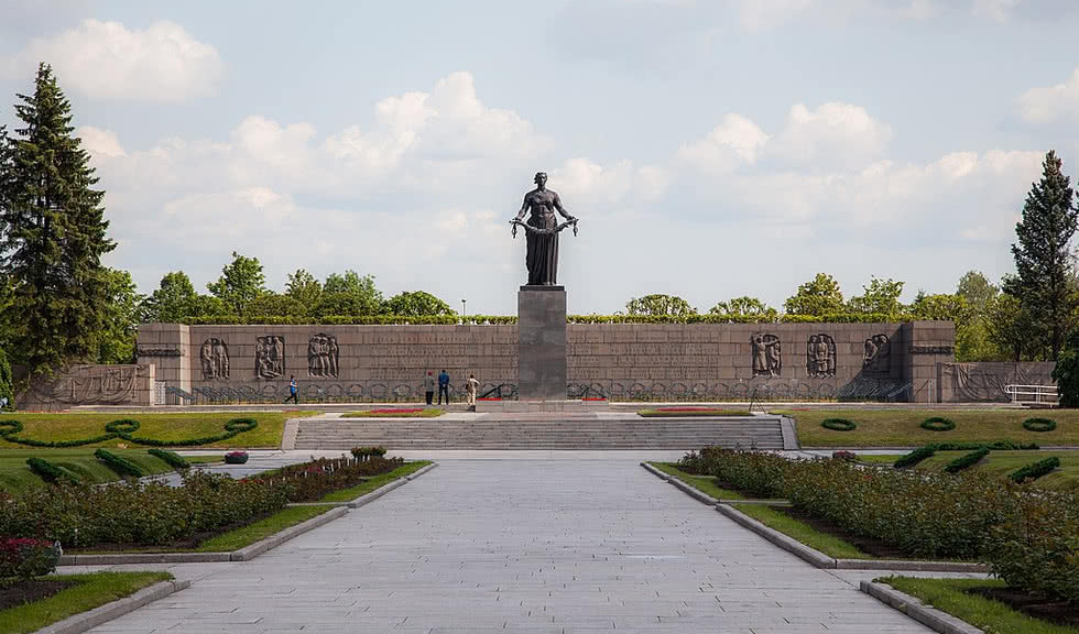Пискарёвское мемориальное кладбище – туры в Санкт-Петербург для школьников от 17400 рублей