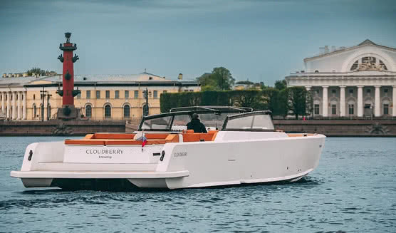 Аренда катера «Cloudberry» – аренда катера в СПб от 25000 рублей