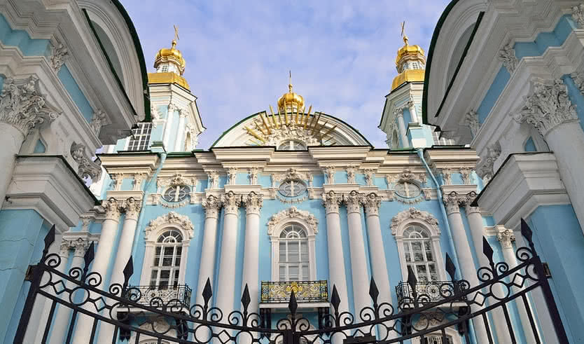 Парадные ворота на въезд в Николо-Богоявленский Морской собор – интерьерные экскурсии