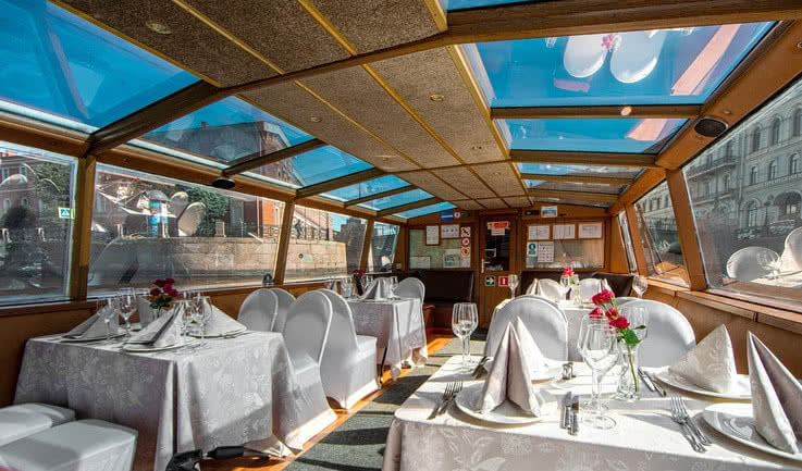 Основной зал – аренда теплохода в СПб от 8000 рублей